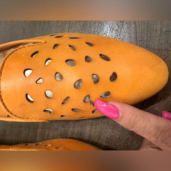 New BORN Leather Cutout Flats Size 8.5  (40) Padded Insole NWOT Orange Brown - Picture 4 of 10